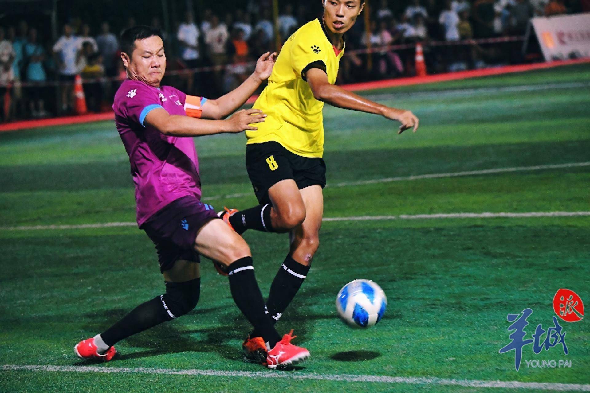 -包含劲爆足球赛事热闹非凡，球场气氛火热的词条