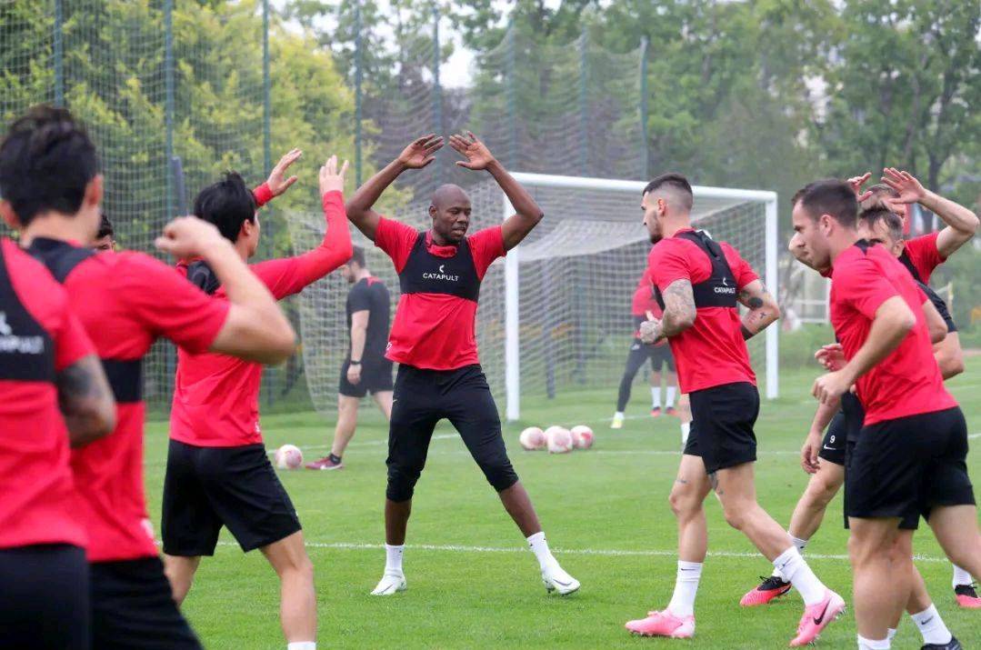 澳亚国际最新版本-关于精彩足球赛事热火开赛，球员们全力以赴争胜的信息